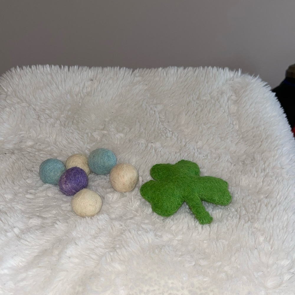 Cat felt any  day toys 6 felt balls and one clover 
Great for fetch ,